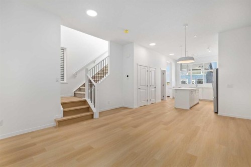 449 Hotchkiss Drive Se, Calgary, AB - Indoor Photo Showing Other Room