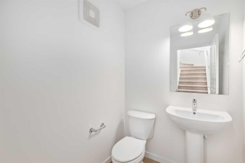 449 Hotchkiss Drive Se, Calgary, AB - Indoor Photo Showing Bathroom