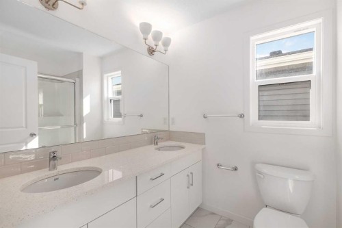 449 Hotchkiss Drive Se, Calgary, AB - Indoor Photo Showing Bathroom