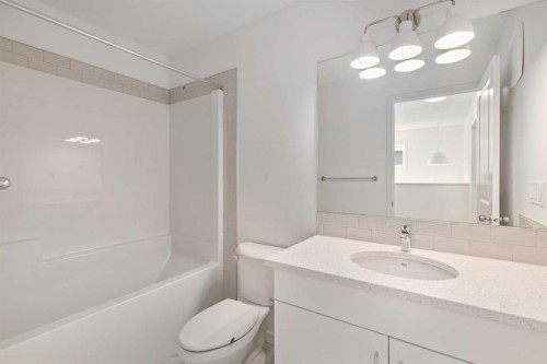 449 Hotchkiss Drive Se, Calgary, AB - Indoor Photo Showing Bathroom