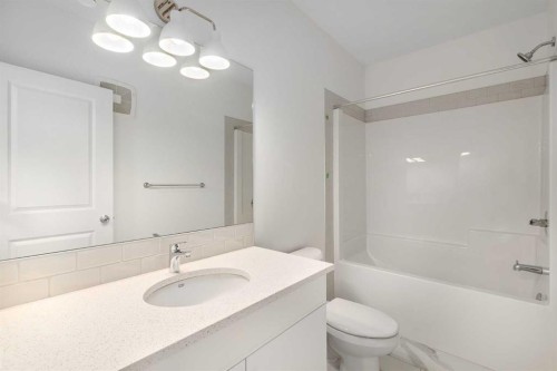 449 Hotchkiss Drive Se, Calgary, AB - Indoor Photo Showing Bathroom
