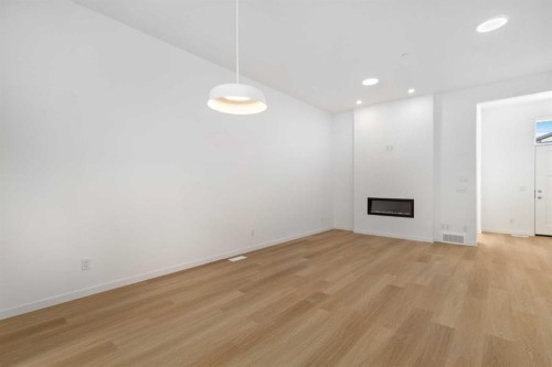 449 Hotchkiss Drive Se, Calgary, AB - Indoor Photo Showing Other Room