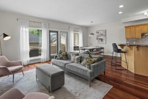 4702 21 Street Sw, Calgary, AB - Indoor Photo Showing Living Room