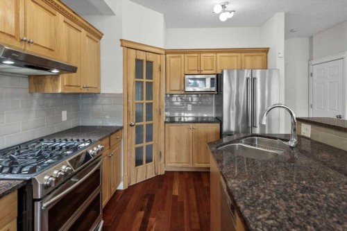 4702 21 Street Sw, Calgary, AB - Indoor Photo Showing Kitchen With Stainless Steel Kitchen With Double Sink With Upgraded Kitchen