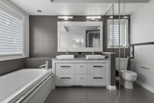 4702 21 Street Sw, Calgary, AB - Indoor Photo Showing Bathroom