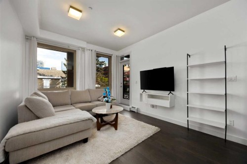 204-305 18 Avenue Sw, Calgary, AB - Indoor Photo Showing Living Room