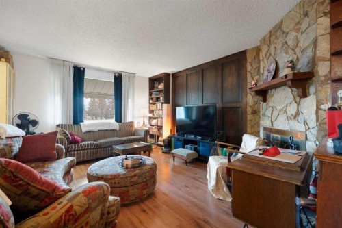 1521 44 Street Se, Calgary, AB - Indoor Photo Showing Living Room