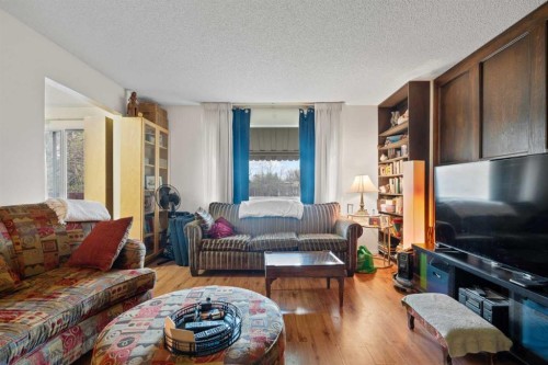1521 44 Street Se, Calgary, AB - Indoor Photo Showing Living Room