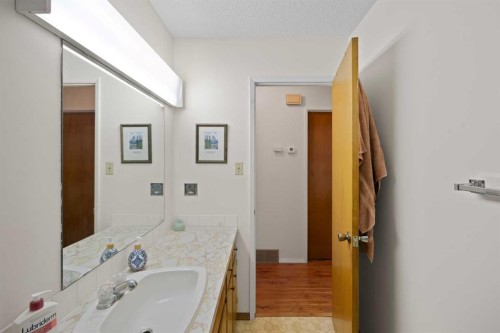 1521 44 Street Se, Calgary, AB - Indoor Photo Showing Bathroom