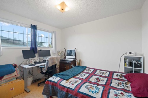 1521 44 Street Se, Calgary, AB - Indoor Photo Showing Bedroom