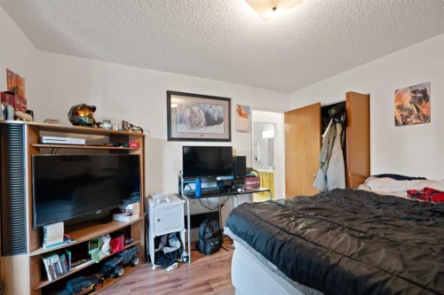 1521 44 Street Se, Calgary, AB - Indoor Photo Showing Bedroom