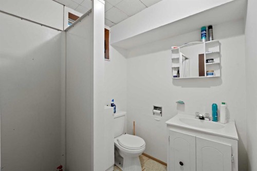 1521 44 Street Se, Calgary, AB - Indoor Photo Showing Bathroom
