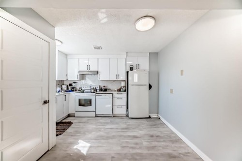 948 Rundlecairn Way Ne, Calgary, AB - Indoor Photo Showing Kitchen