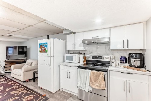 948 Rundlecairn Way Ne, Calgary, AB - Indoor Photo Showing Kitchen