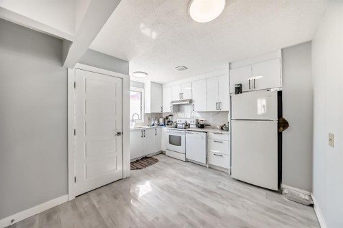 948 Rundlecairn Way Ne, Calgary, AB - Indoor Photo Showing Kitchen