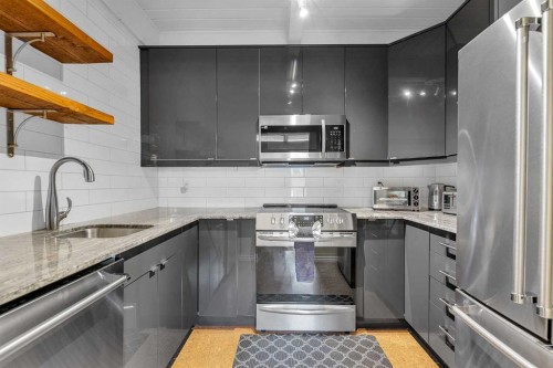 28 Hilton Avenue Nw, Calgary, AB - Indoor Photo Showing Kitchen With Upgraded Kitchen