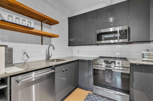 28 Hilton Avenue Nw, Calgary, AB - Indoor Photo Showing Kitchen With Upgraded Kitchen