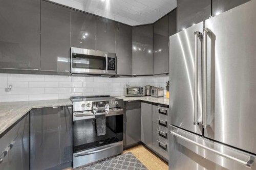 28 Hilton Avenue Nw, Calgary, AB - Indoor Photo Showing Kitchen With Upgraded Kitchen