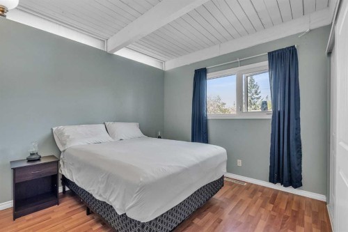 28 Hilton Avenue Nw, Calgary, AB - Indoor Photo Showing Bedroom