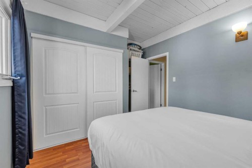 28 Hilton Avenue Nw, Calgary, AB - Indoor Photo Showing Bedroom