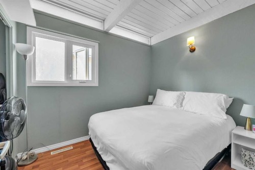 28 Hilton Avenue Nw, Calgary, AB - Indoor Photo Showing Bedroom