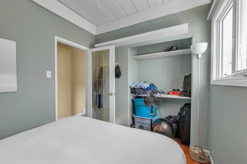 28 Hilton Avenue Nw, Calgary, AB - Indoor Photo Showing Bedroom