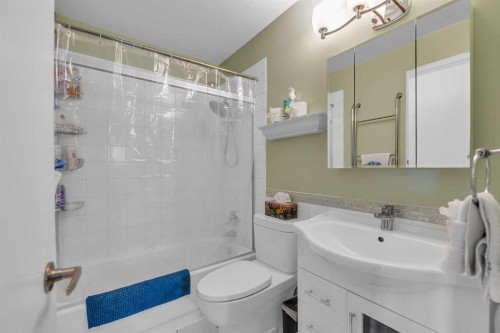 28 Hilton Avenue Nw, Calgary, AB - Indoor Photo Showing Bathroom