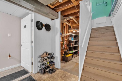 28 Hilton Avenue Nw, Calgary, AB - Indoor Photo Showing Other Room