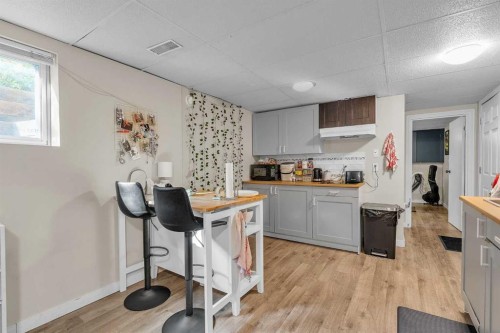 28 Hilton Avenue Nw, Calgary, AB - Indoor Photo Showing Other Room