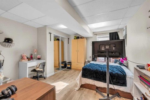 28 Hilton Avenue Nw, Calgary, AB - Indoor Photo Showing Bedroom