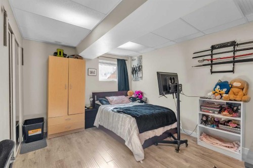 28 Hilton Avenue Nw, Calgary, AB - Indoor Photo Showing Bedroom
