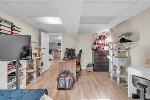 28 Hilton Avenue Nw, Calgary, AB - Indoor Photo Showing Other Room