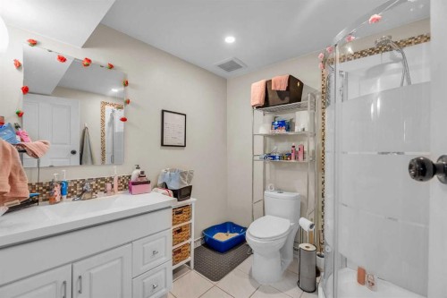 28 Hilton Avenue Nw, Calgary, AB - Indoor Photo Showing Bathroom