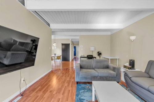 28 Hilton Avenue Nw, Calgary, AB - Indoor Photo Showing Living Room