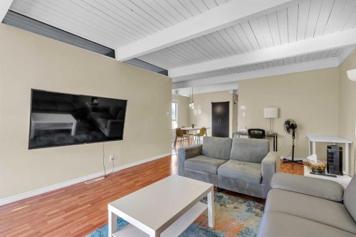 28 Hilton Avenue Nw, Calgary, AB - Indoor Photo Showing Living Room