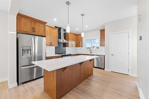 581 Baywater Manor Sw, Airdrie, AB - Indoor Photo Showing Kitchen With Stainless Steel Kitchen With Upgraded Kitchen