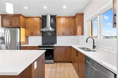 581 Baywater Manor Sw, Airdrie, AB - Indoor Photo Showing Kitchen With Double Sink With Upgraded Kitchen