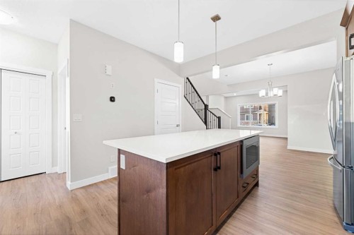 581 Baywater Manor Sw, Airdrie, AB - Indoor Photo Showing Kitchen
