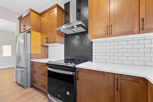 581 Baywater Manor Sw, Airdrie, AB - Indoor Photo Showing Kitchen