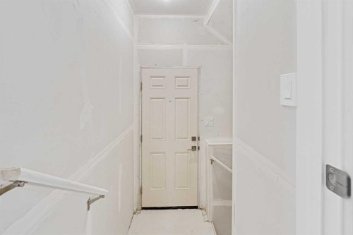 581 Baywater Manor Sw, Airdrie, AB - Indoor Photo Showing Other Room