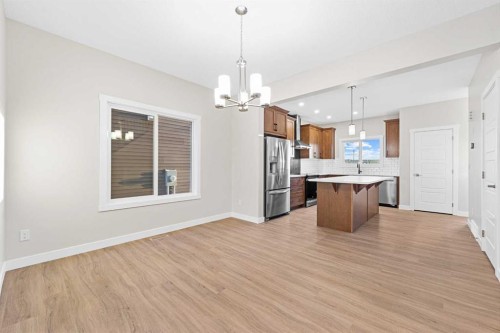 581 Baywater Manor Sw, Airdrie, AB - Indoor Photo Showing Kitchen