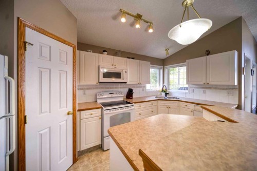 161 West Lakeview Drive, Chestermere, AB - Indoor Photo Showing Kitchen