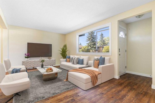 32-80 Galbraith Drive Sw, Calgary, AB - Indoor Photo Showing Living Room