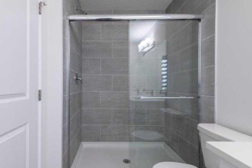 33 Walcrest Lane Se, Calgary, AB - Indoor Photo Showing Bathroom