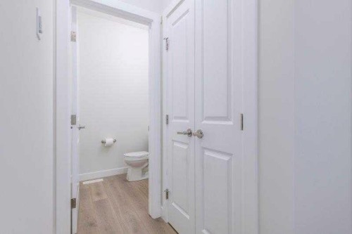 33 Walcrest Lane Se, Calgary, AB - Indoor Photo Showing Bathroom