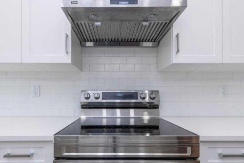 33 Walcrest Lane Se, Calgary, AB - Indoor Photo Showing Kitchen With Upgraded Kitchen