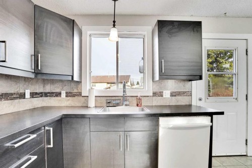 63 Knight Place, Crossfield, AB - Indoor Photo Showing Kitchen