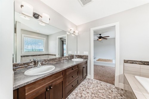 14 Heritage View, Cochrane, AB - Indoor Photo Showing Bathroom