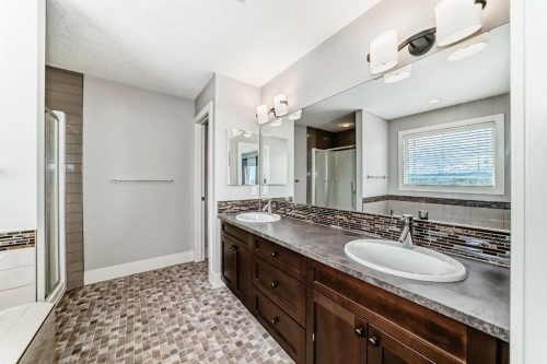 14 Heritage View, Cochrane, AB - Indoor Photo Showing Bathroom