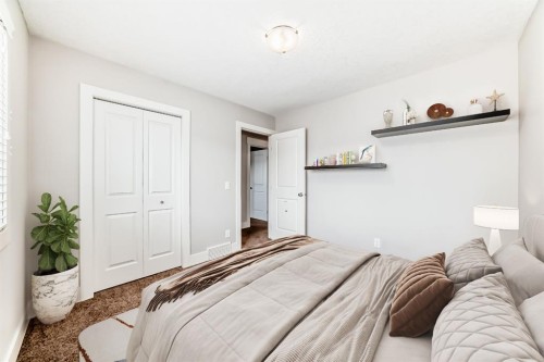 14 Heritage View, Cochrane, AB - Indoor Photo Showing Bedroom
